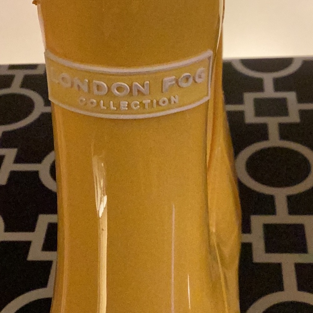 London Fog Women’s Yellow Rain Boots. Size 8 Medium